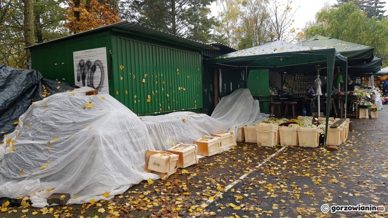 16/16 Sprzedawcy zwijają się sprzed cmentarza