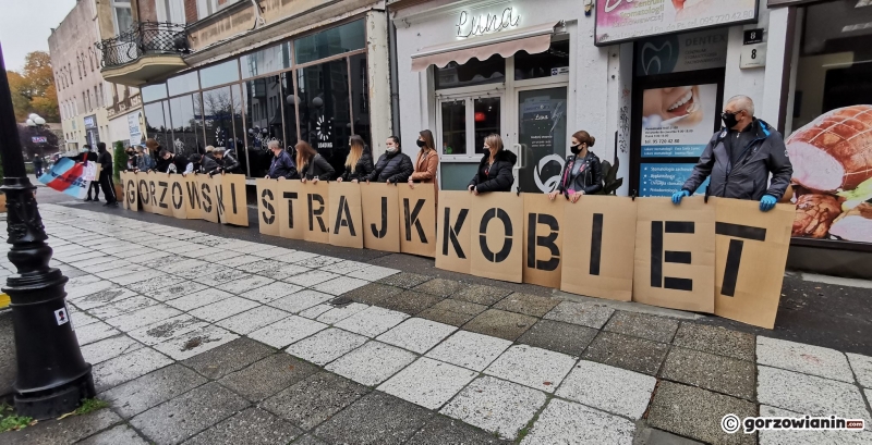 4/9 Niedzielny protest pod biurem Elżbiety Rafalskiej
