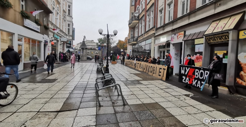 6/9 Niedzielny protest pod biurem Elżbiety Rafalskiej