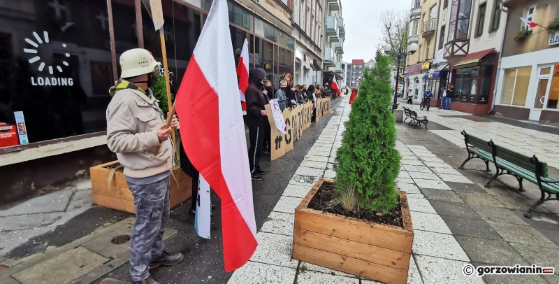 7/9 Niedzielny protest pod biurem Elżbiety Rafalskiej