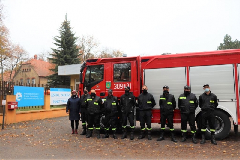 5/6 Strażacy z gminy Kłodawa pomagają szpitalowi