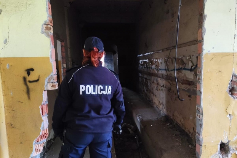 8/9 Policjanci sprawdzają miejsca przebywania bezdomnych