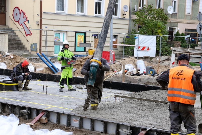 6/6 Chodnik i tory tramwajowe na Chrobrego