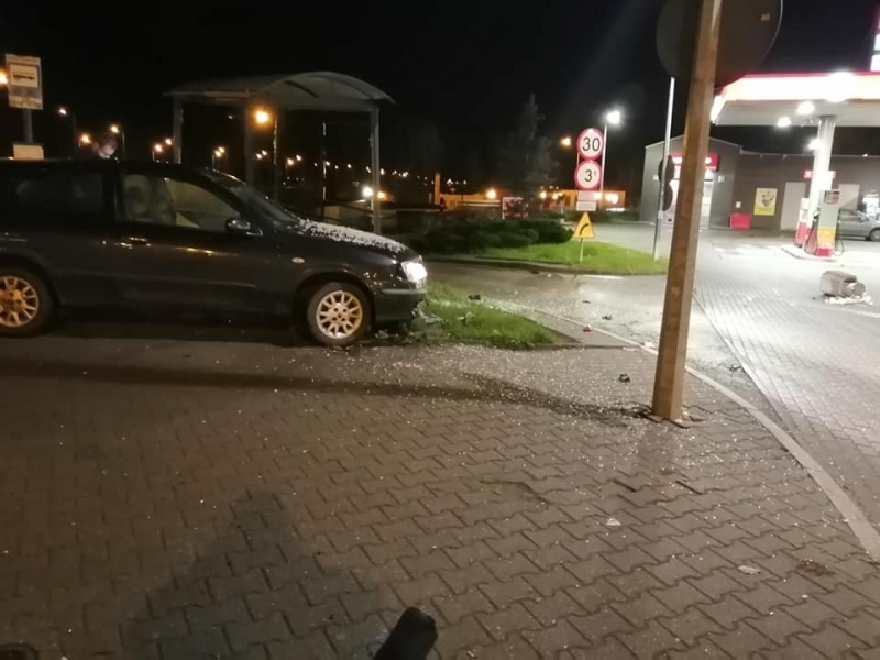 2/5 Nissanem wjechał w przystanek autobusowy