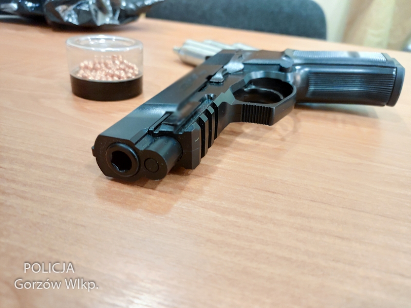 6/6 29-latek strzelał do przystanku