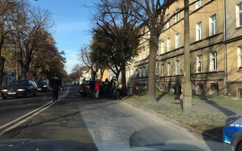 5/5 Kierująca volkswagenem uderzyła w drzewo