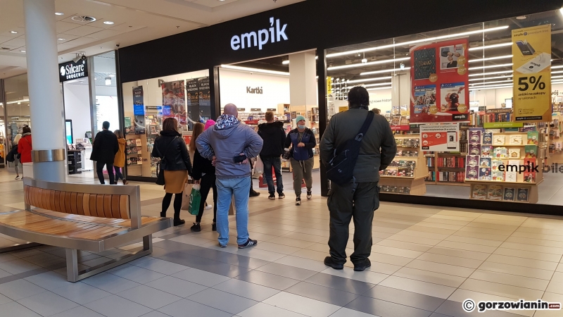 6/10 Tłumy w Nova Park