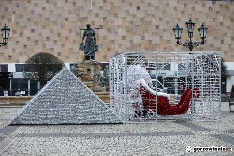 16/18 Montaż świątecznych ozdób