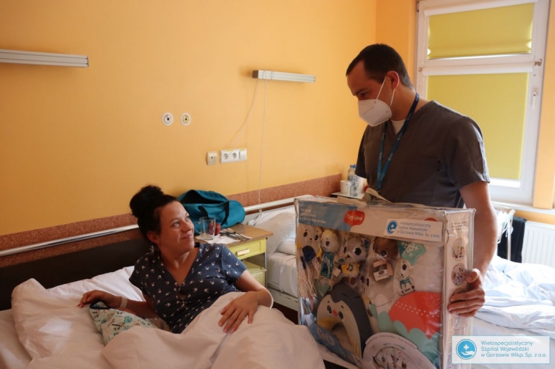 3/4 Prezenty dla maluchów urodzonych w Nowy Rok w gorzowskim szpitalu