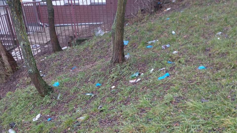 4/6 Nieczystości wyrzucane przez okno na Gwiaździstej