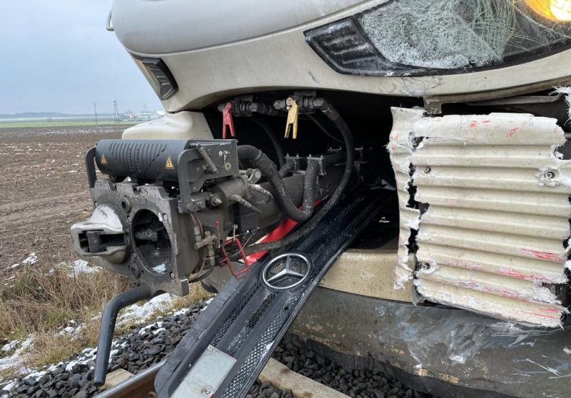 4/8 Ciężarówka wjechała pod szynobus. Nie żyje kierowca