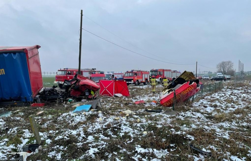 5/8 Ciężarówka wjechała pod szynobus. Nie żyje kierowca