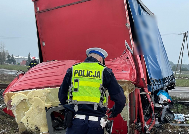 6/8 Ciężarówka wjechała pod szynobus. Nie żyje kierowca