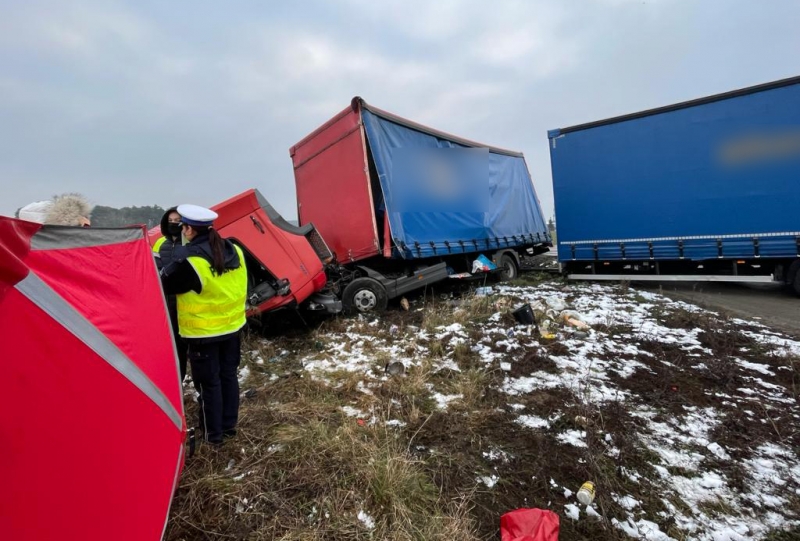 8/8 Ciężarówka wjechała pod szynobus. Nie żyje kierowca