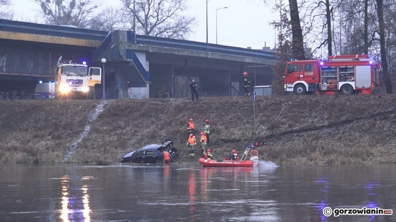 5/6 Samochód wpadł do rzeki Warty