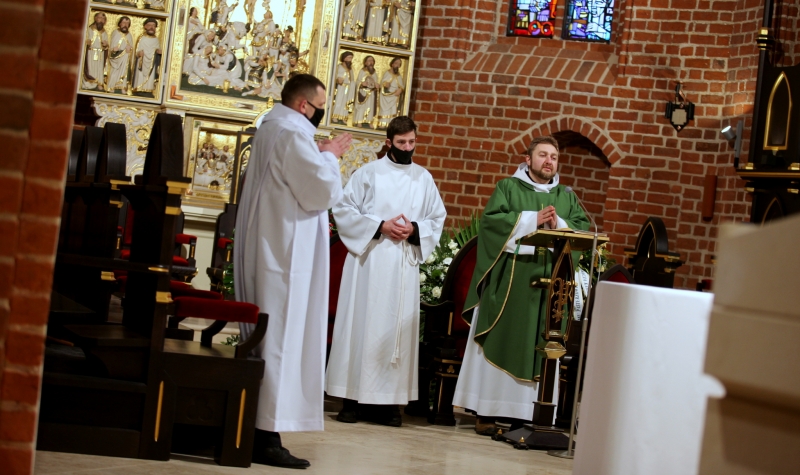 4/10 Pierwsza msza w wyremontowanej katedrze