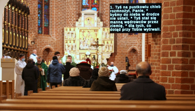 5/10 Pierwsza msza w wyremontowanej katedrze