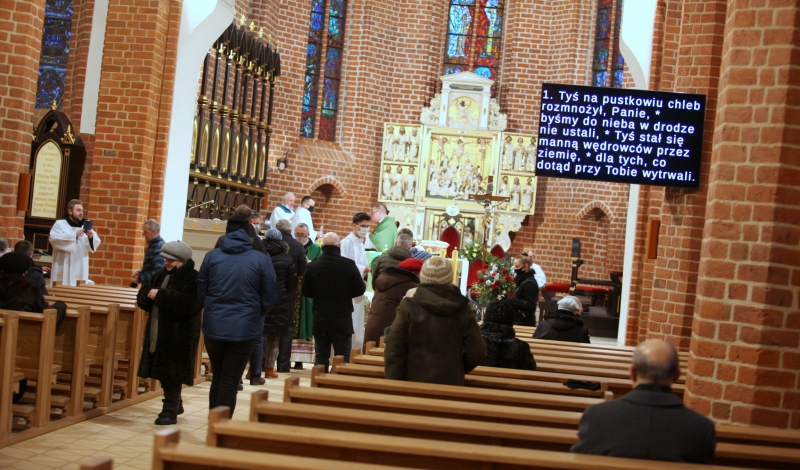 9/10 Pierwsza msza w wyremontowanej katedrze