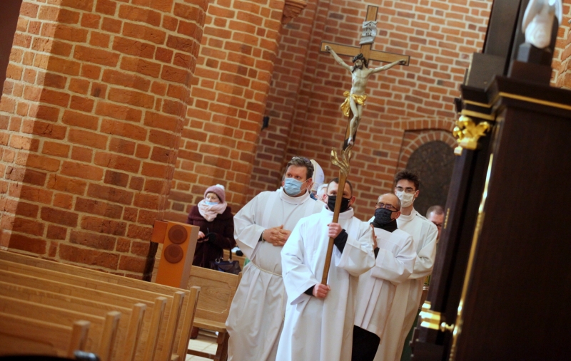 10/10 Pierwsza msza w wyremontowanej katedrze