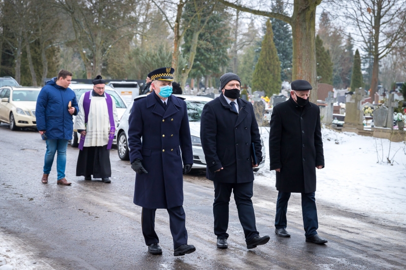 4/6 Pogrzeb babci Nońci na cmentarzu przy Żwirowej