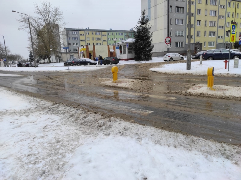 2/8 Awaria wodociągu na skrzyżowaniu Baczyńskiego i Fredry