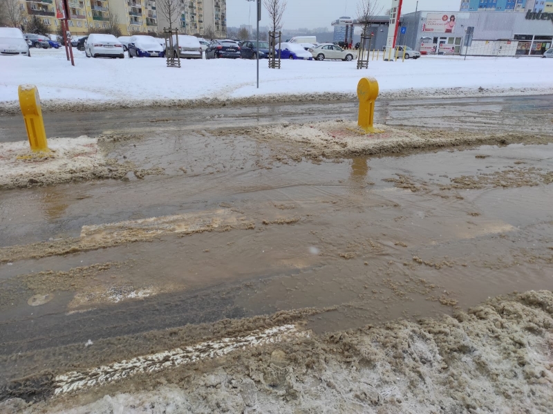 5/8 Awaria wodociągu na skrzyżowaniu Baczyńskiego i Fredry