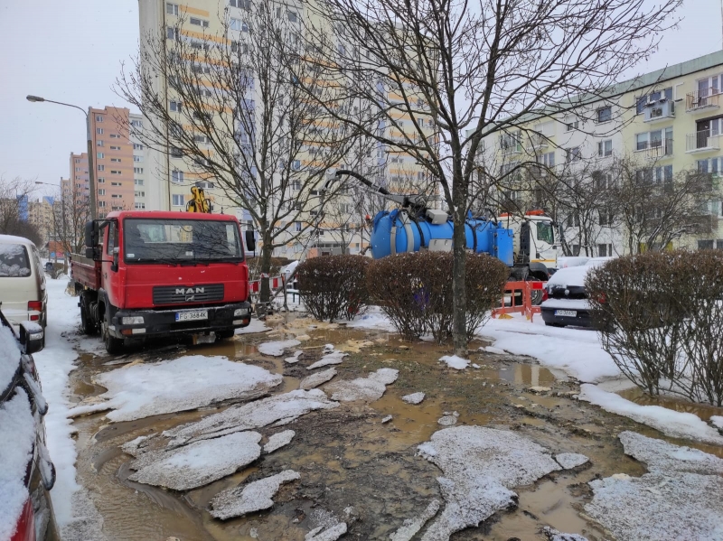 6/8 Awaria wodociągu na skrzyżowaniu Baczyńskiego i Fredry