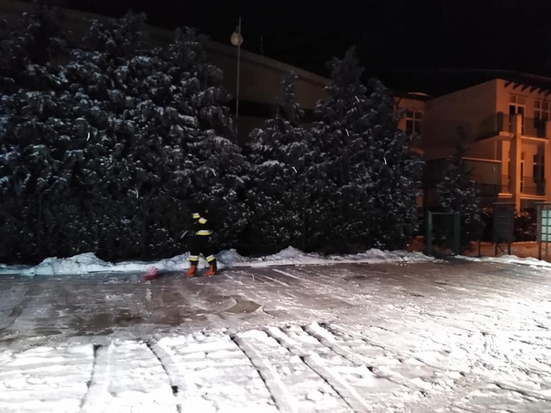 2/6 Strażacy z OSP Lipki Wielkie odśnieżali chodniki