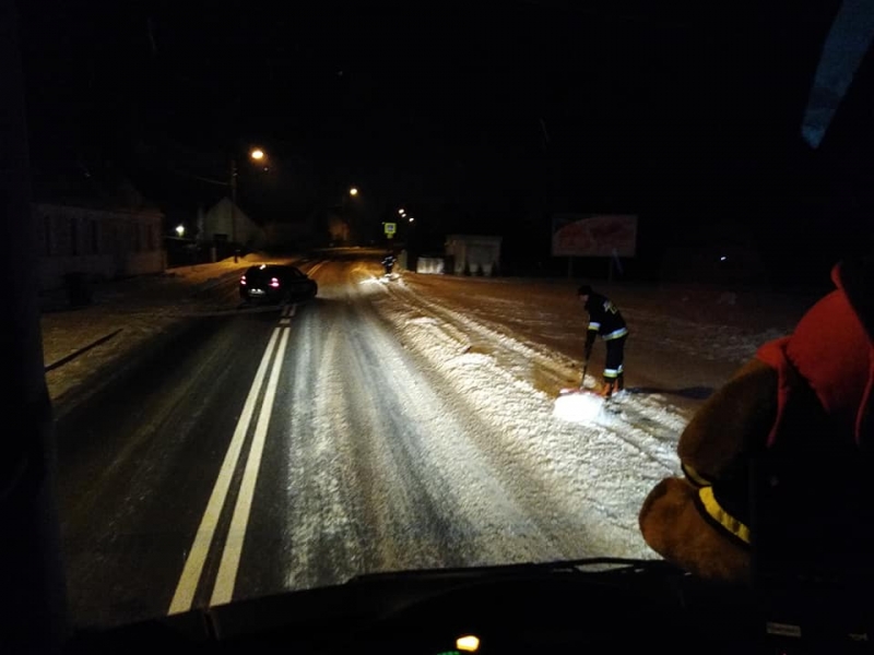 3/6 Strażacy z OSP Lipki Wielkie odśnieżali chodniki