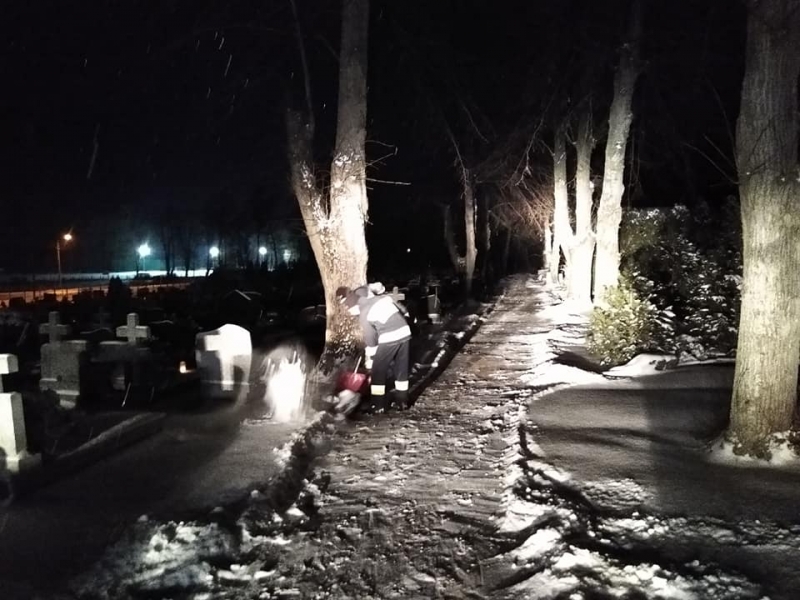 4/6 Strażacy z OSP Lipki Wielkie odśnieżali chodniki