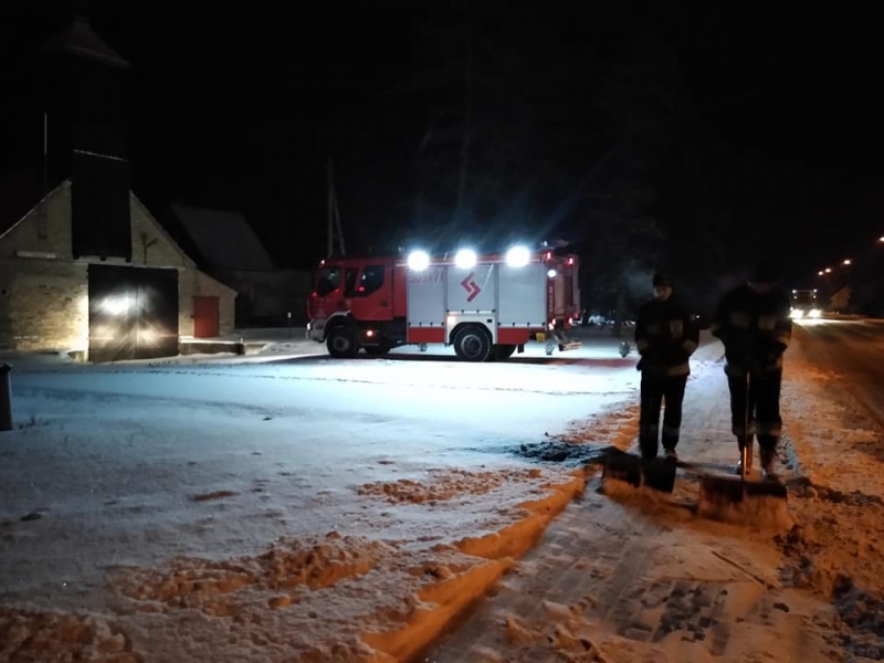 6/6 Strażacy z OSP Lipki Wielkie odśnieżali chodniki