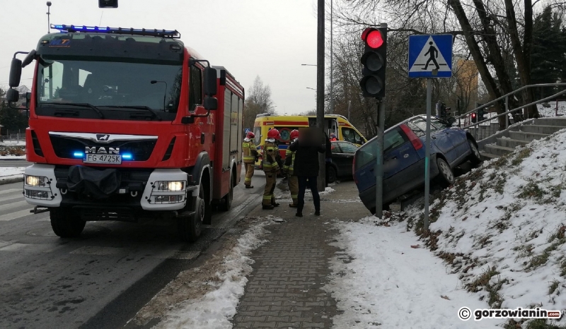 1/3 Kierowca fiata wjechał na schody