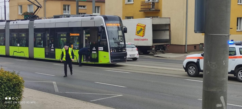 1/4 Kolizja dwóch fiatów i tramwaju