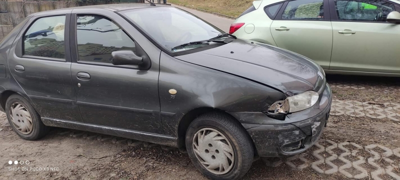 3/4 Kolizja dwóch fiatów i tramwaju