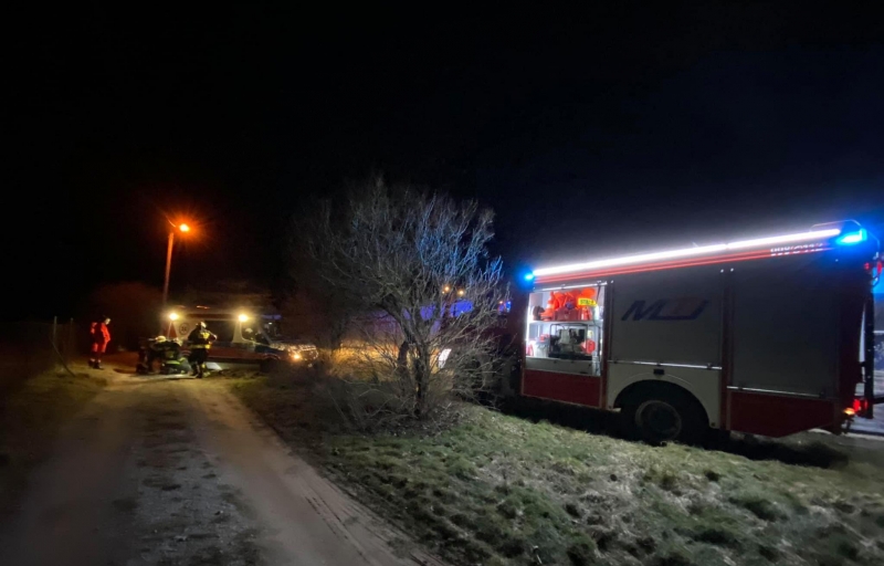 3/3 Strażacy z OSP Kłodawa wyciągali karetkę z błota