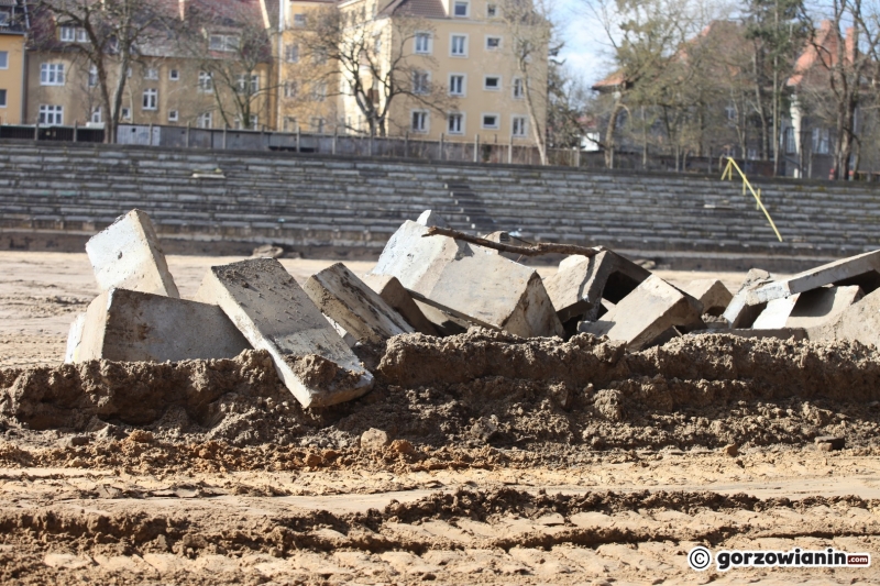 14/17 Prace przy budowie stadionu lekkoatletycznego