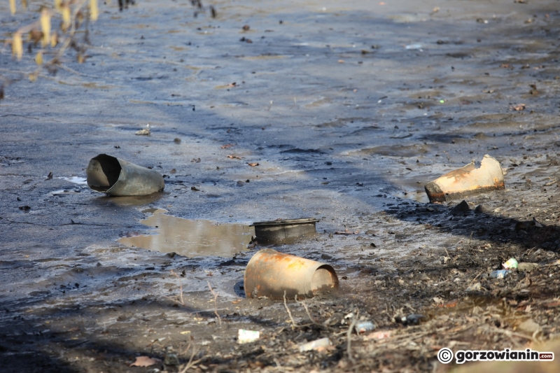 4/14 Ze stawu w parku Róż spuszczono wodę. Na dnie pojawiły się śmieci