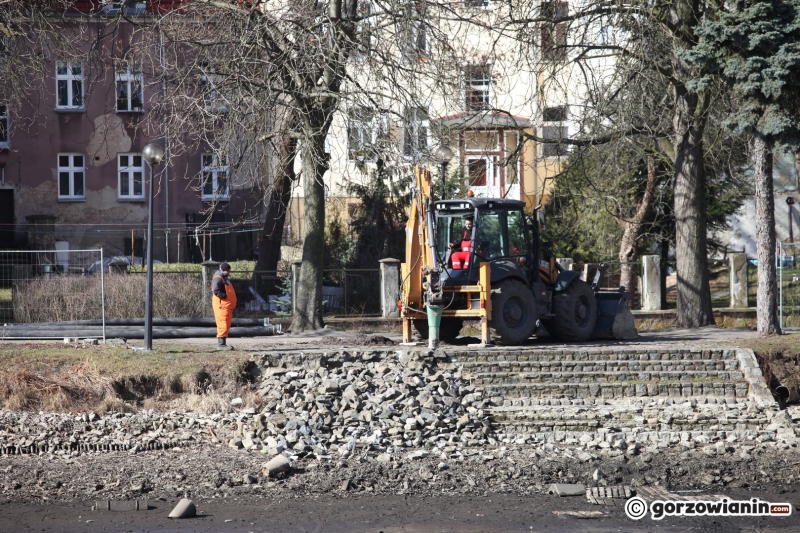 7/14 Ze stawu w parku Róż spuszczono wodę. Na dnie pojawiły się śmieci