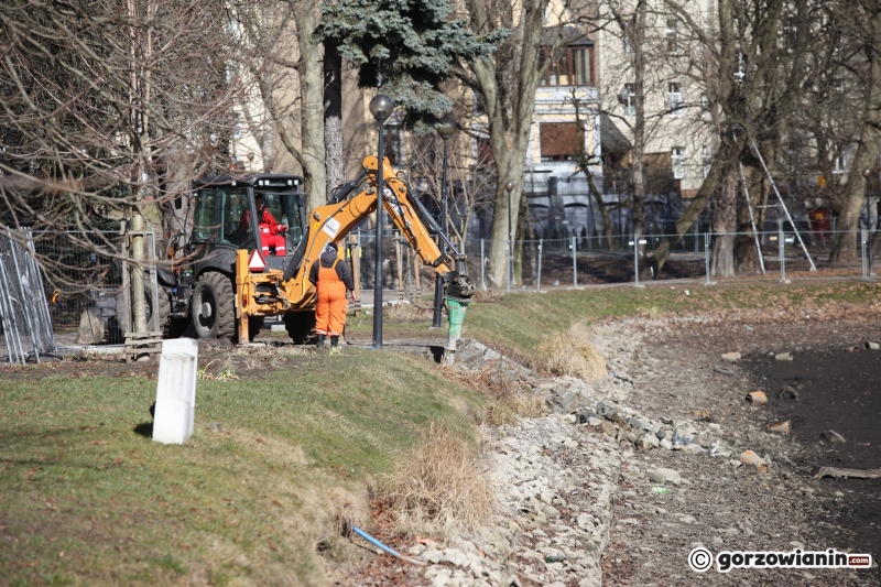 10/14 Ze stawu w parku Róż spuszczono wodę. Na dnie pojawiły się śmieci