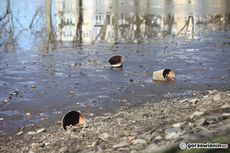 12/14 Ze stawu w parku Róż spuszczono wodę. Na dnie pojawiły się śmieci