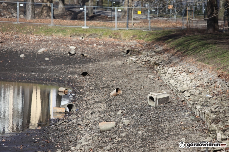 14/14 Ze stawu w parku Róż spuszczono wodę. Na dnie pojawiły się śmieci