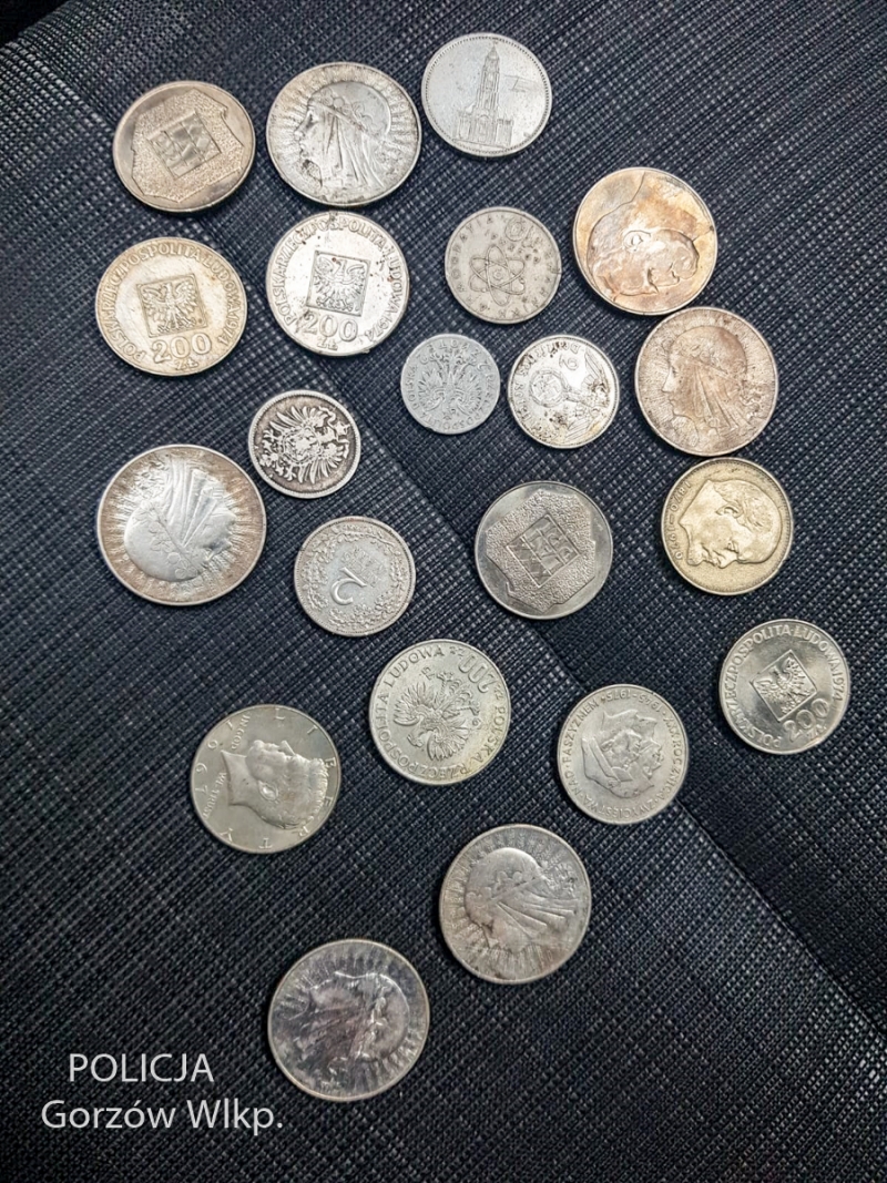 3/4 Skradziona kasetka z monetami i medalami