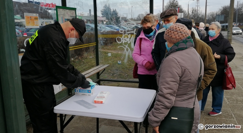 8/17 Rozdawanie maseczek w Gorzowie