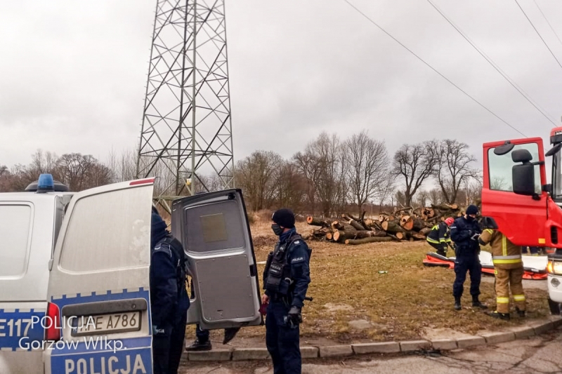 1/4 Pijany mężczyzna wszedł na słup wysokiego napięcia