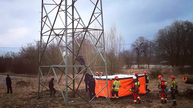 4/4 Pijany mężczyzna wszedł na słup wysokiego napięcia
