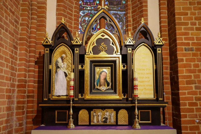 4/6 Wnętrze katedry pod remoncie