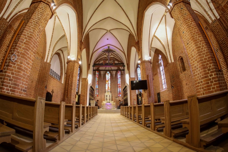 5/6 Wnętrze katedry pod remoncie