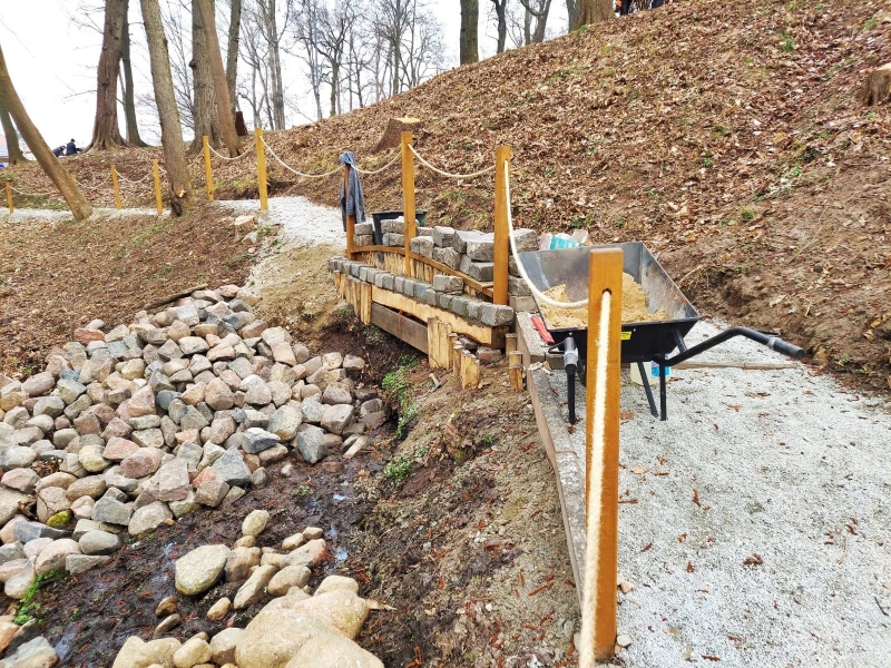 5/7 Ścieżka spacerowa nad jeziorem w Kłodawie