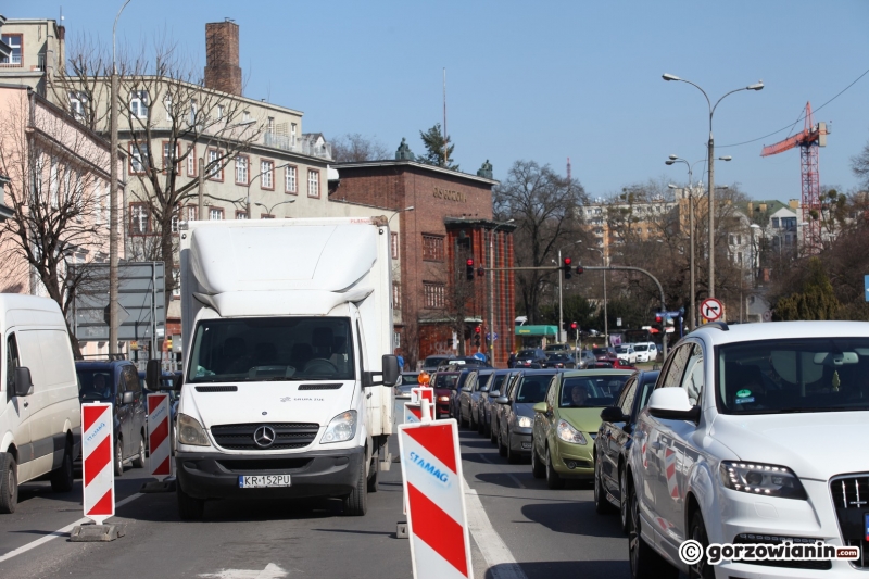 13/17 Zamknięte pasy i utrudnienia w centrum Gorzowa