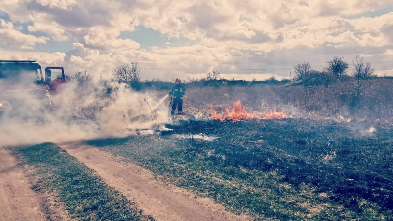 3/4 Pożary traw i domku na terenie policyjnego ośrodka